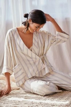 New ⌛ By Anthropologie Wrap Lounge Top IVORY 🎉